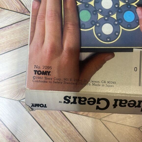 Great Gears Puzzle Game by Tomy - Picture 10 of 12